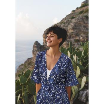 Preview: Viskose Batik einzigartig gefertigt  Blütenranken in Weiß auf Indigoblau